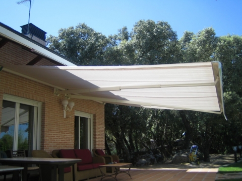 TOLDO CON BRAZOS TELESCOPICOS