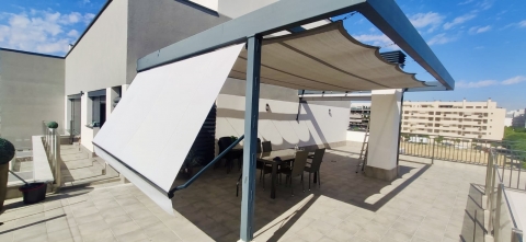 Toldo portada en estructura de pergola